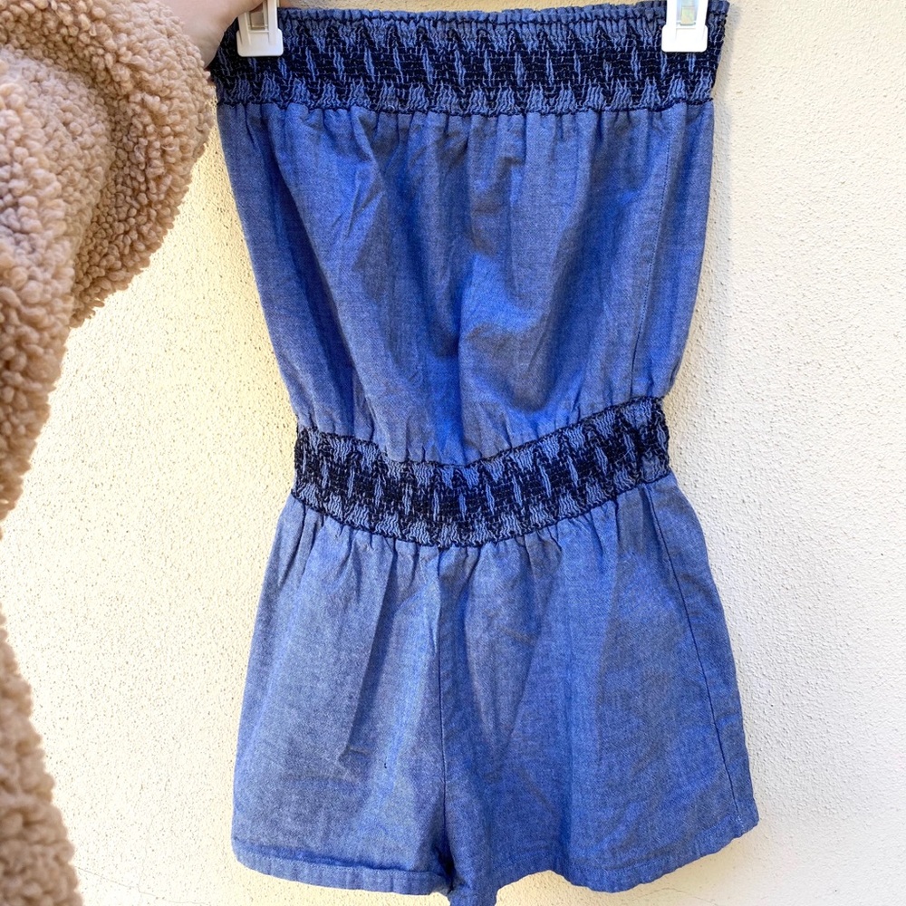 Cute strapless romper!